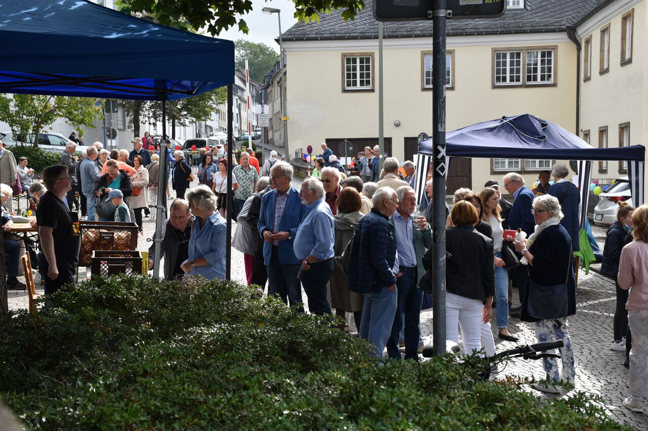 Menschen aus der Anfang des Jahres vereinigten Gemeinde begegneten sich beim ersten Gemeindefest.