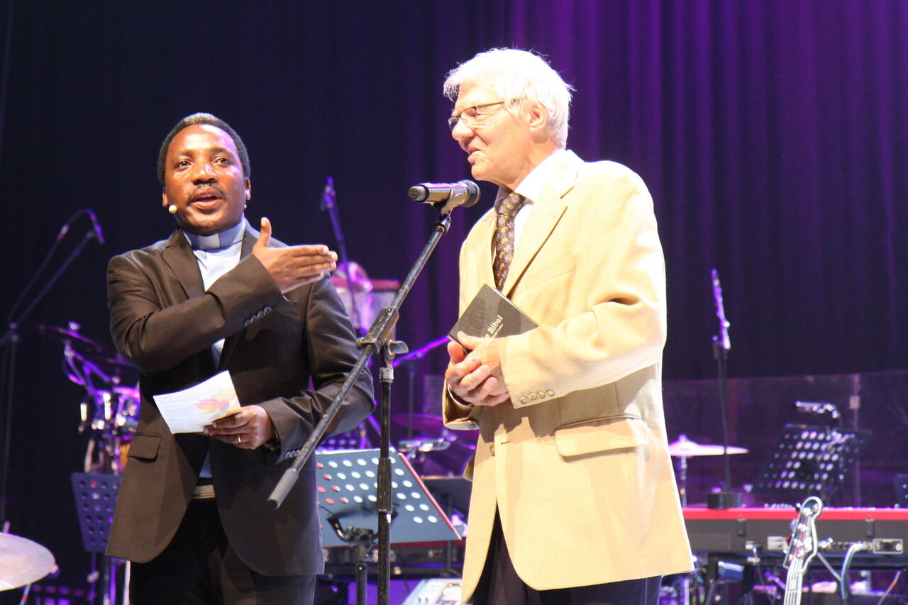 Johannes Paehl auf dem Kreiskirchentag 2017 in Siegen mit Pastor Jacob Mwangomola