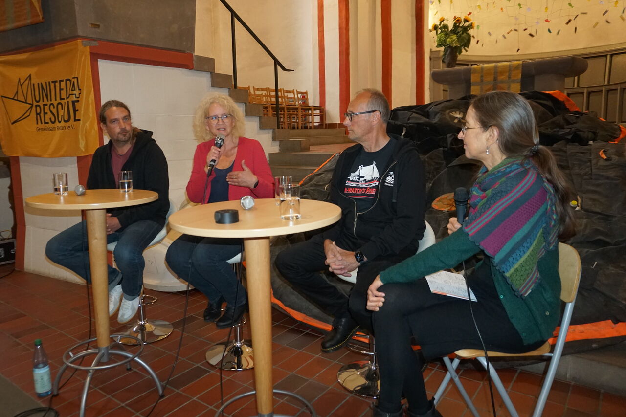 v.l.: Markus Groda von der Organisation „Sarah“, die stellvertretende Siegener Bürgermeisterin Angela Jung, Michael Schwickart von „United4Rescue“ und Moderatorin Heike Dreisbach, Leiterin der Erwachsenenbildung im Kirchenkreis Siegen.