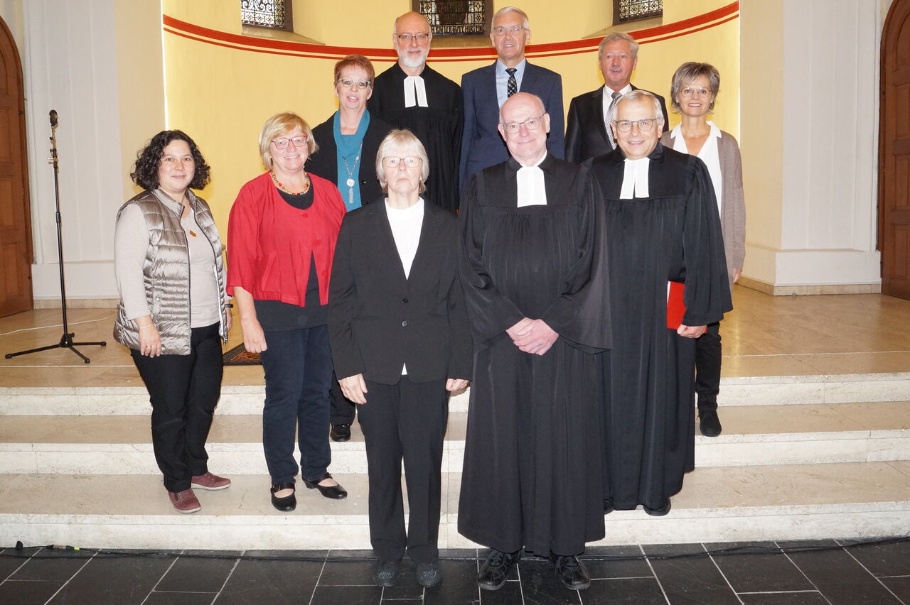 Verabschiedung nach 34 Jahren in Hilchenbach: Pfarrer Hans Jürgen Uebach und seine Frau Magdalene (vorne) wurden vom Presbyterium und Superintendent Peter-Thomas Stuberg (vorne rechts) verabschiedet.