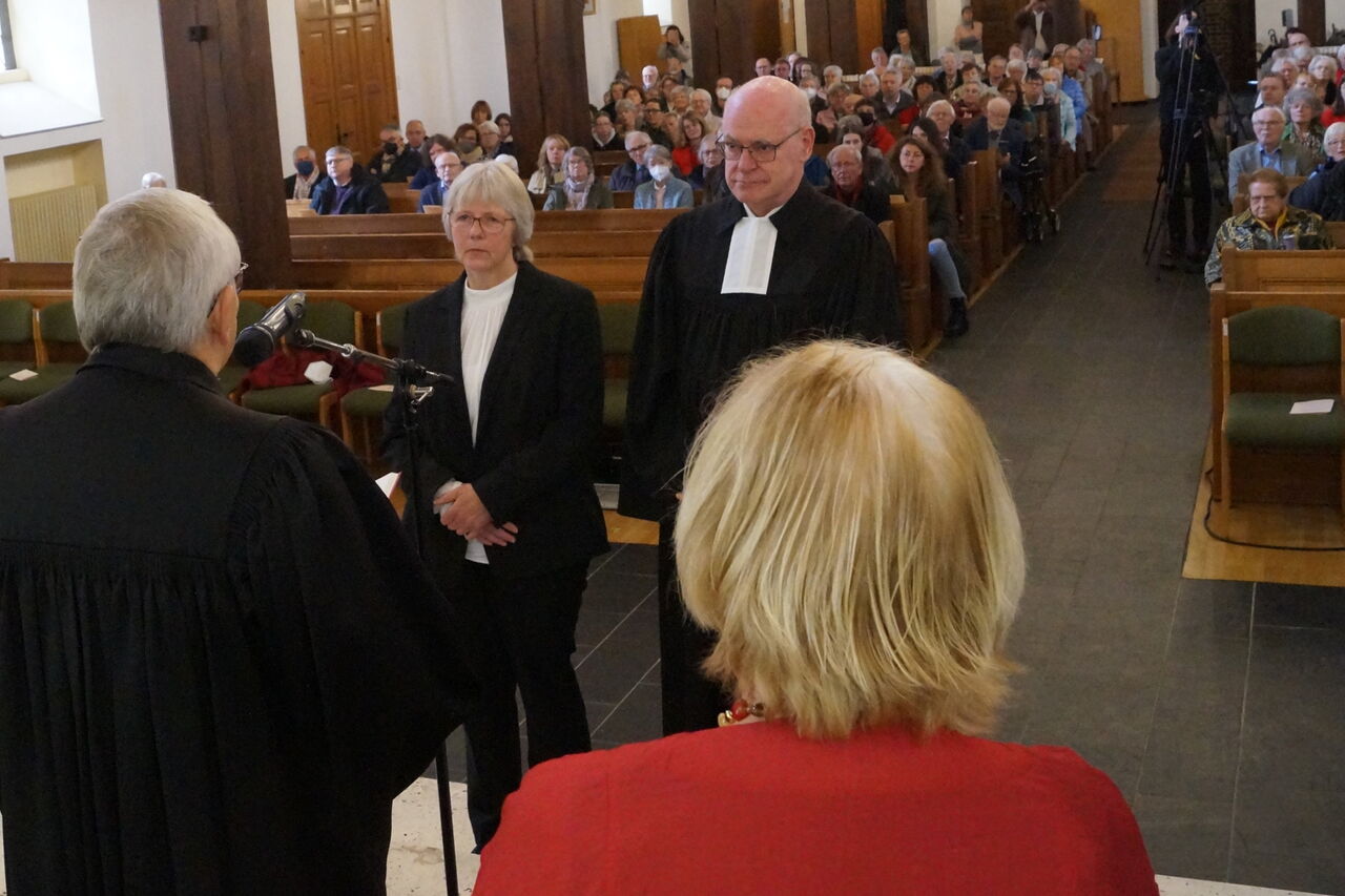 Superintendent Peter Thomas Stuberg entpflichtete Hans-Jürgen Uebach und seine Frau Magdalene von ihren Aufgaben als Pfarrehepaar.