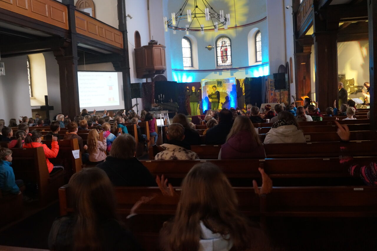 Mit viel Musik starten die Kinder morgens in der Hilchenbacher Kirche in den Kibiwo-Tag.