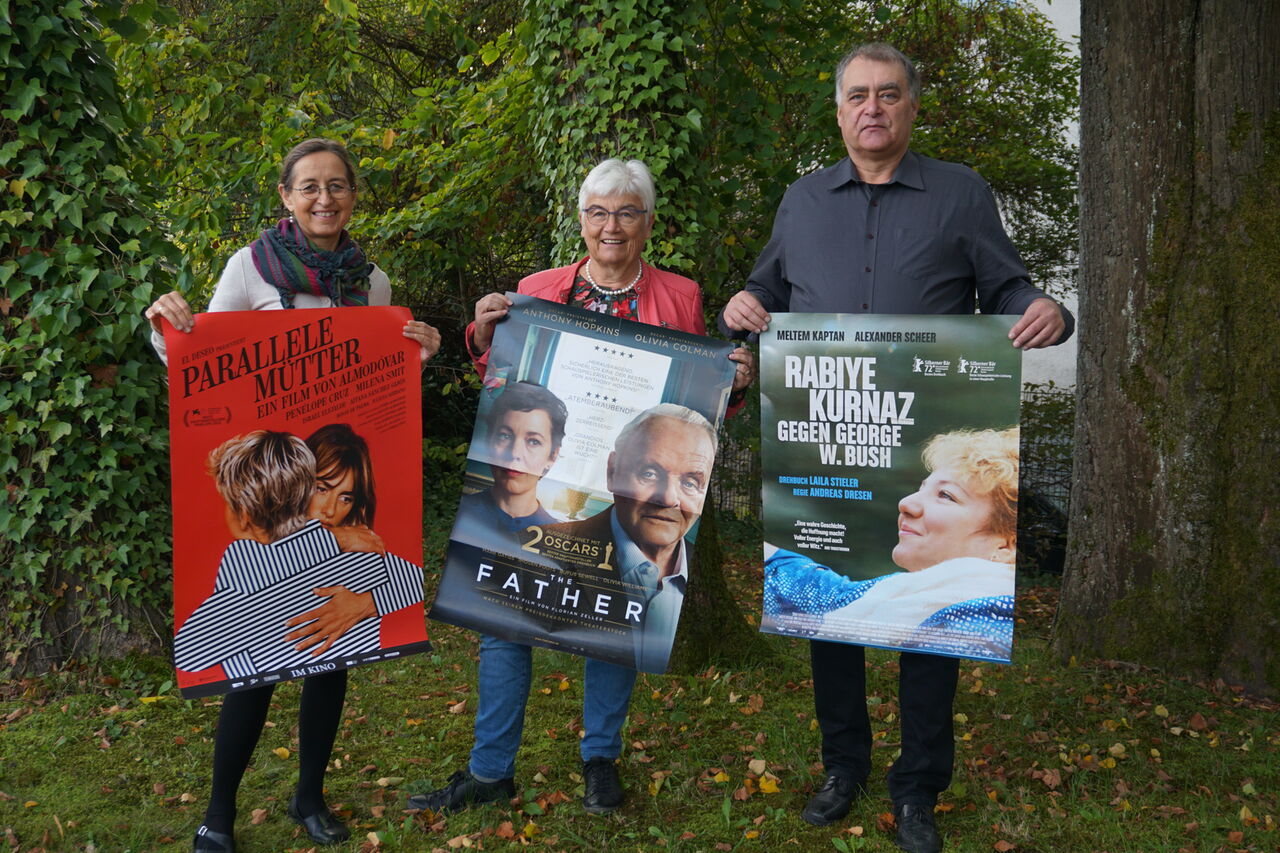 Heike Dreisbach, Leiterin der Erwachsenenbildung im Kirchenkreis Siegen, Elisabeth Zöller, Vorsitzende des Katholischen Bildungswerkes Siegen-Wittgenstein, und Viktoria-Inhaber Jochen Manderbach stellen das Kinoprogramm vor.