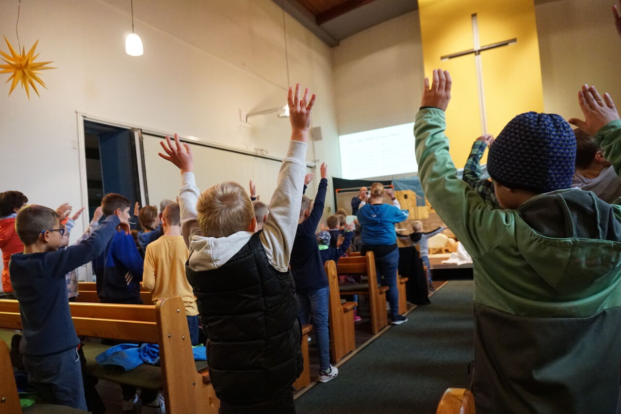 Singen und Tanzen gehört fest zur Kinderbibeltage in der evangelischen Kirche in Eichen.