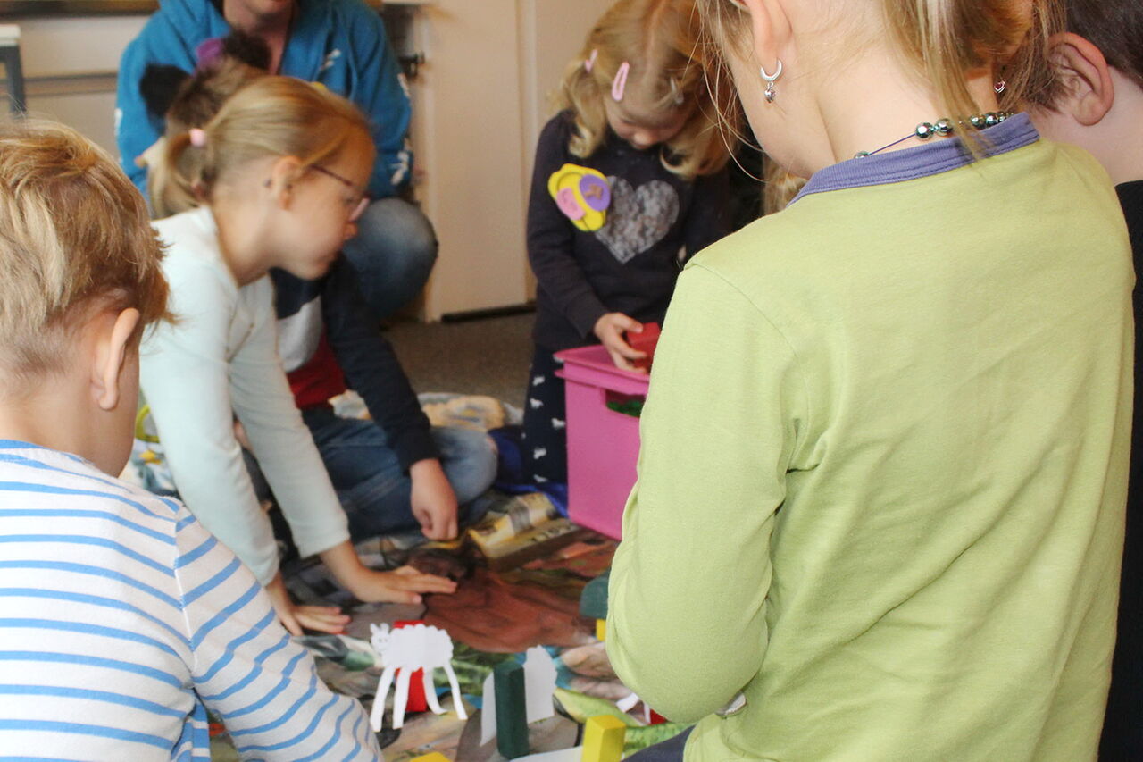 In Kleingruppen behandeln die Kinder die Themen der biblischen Geschichte beim Spielen oder Basteln.