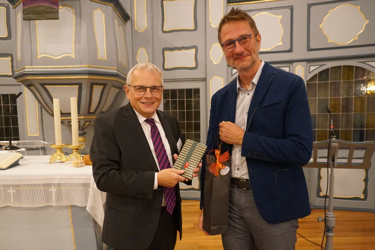 Superintendent Peter-Thomas Stuberg mit dem Referenten Uwe Schulz