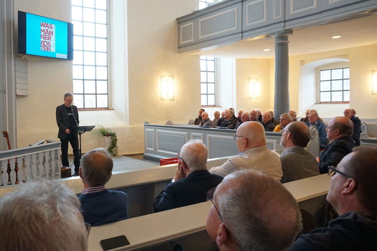 Vor rund 80 Männern sprach Landesmännerpfarrer Martin Treichel in der evangelischen Kirche in Burbach.