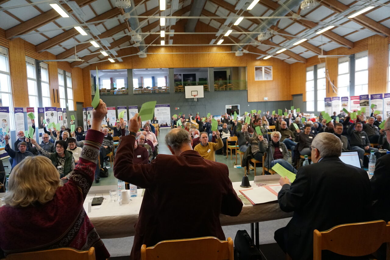 Eine Abstimmung auf der Kreissynode am 23. November 2022 in Wilgersdorf.