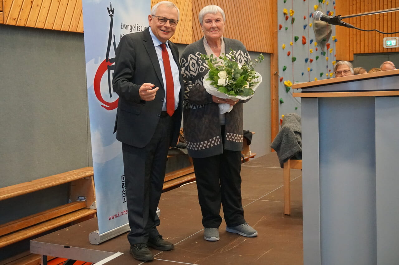 Superintendent Peter-Thomas Stuberg verabschiedete Doris Thieme auf der Siegener Kreissynode im November.