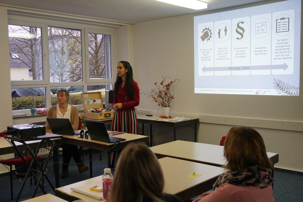 Manuela Kazalla und Inge Breichler (v.l.) schulen kirchliche Mitarbeitende zum Thema Prävention von sexualisierter Gewalt.