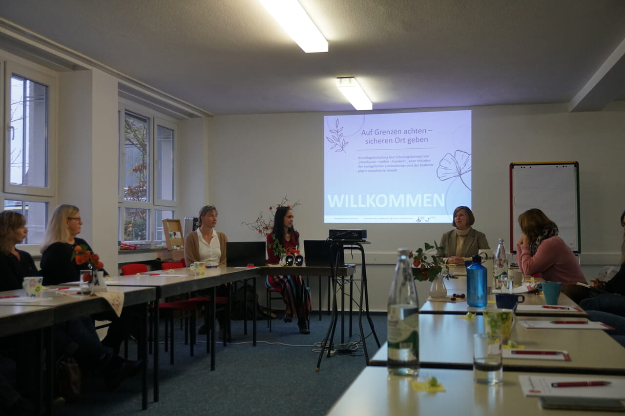 Zum Start der Schulung mit Manuela Kazalla und Inge Breichler (vorne links) begrüßte Sandra Röcher die Kita-Mitarbeiterinnen.