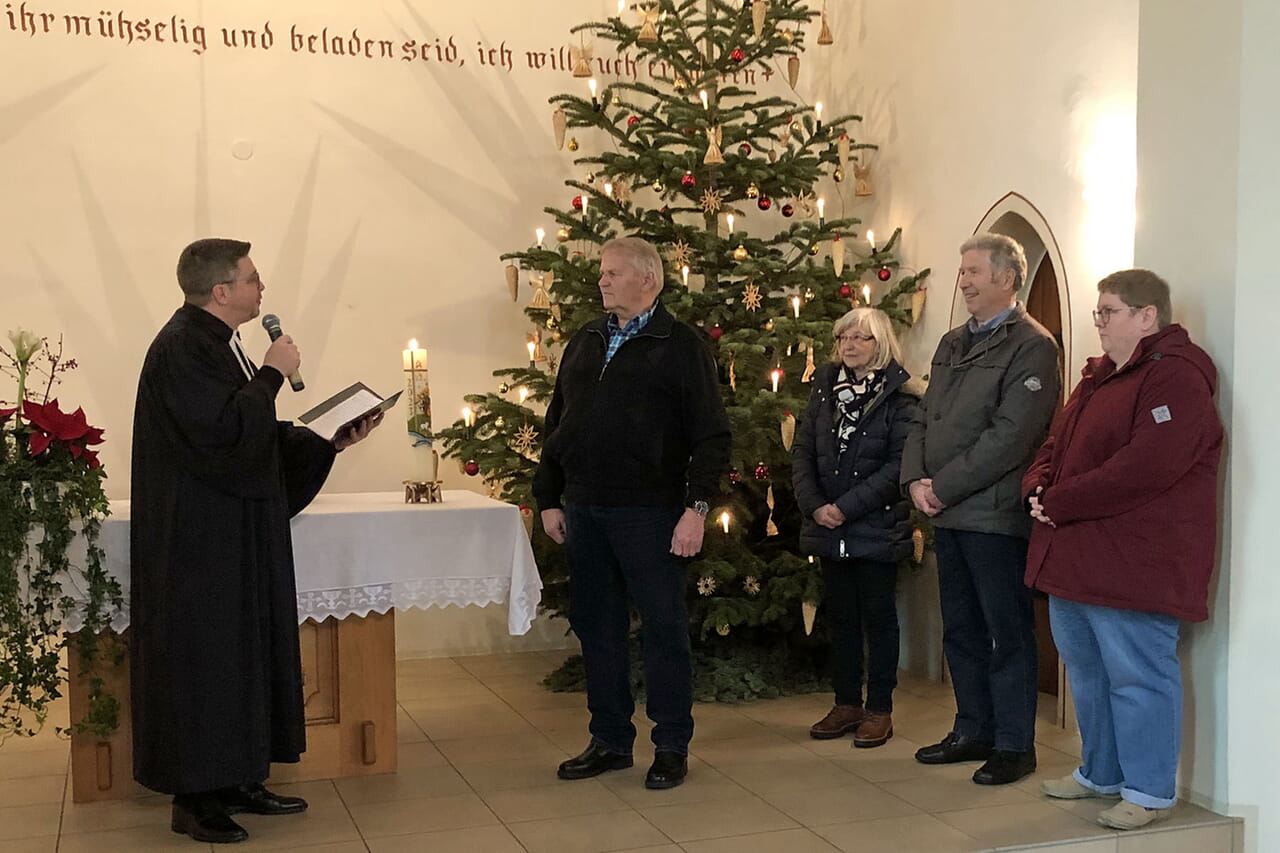 Pfarrer Jaime Jung dankte jetzt in der Birkelbacher Kirche Küster Erich Schürmann gemeinsam mit den Presbyteriums-Mitgliedern Anna Iselt, Heinz-Rudi Treude und Nina Rath (von links) für 40 Jahre Dienst in der Kirchengemeinde.