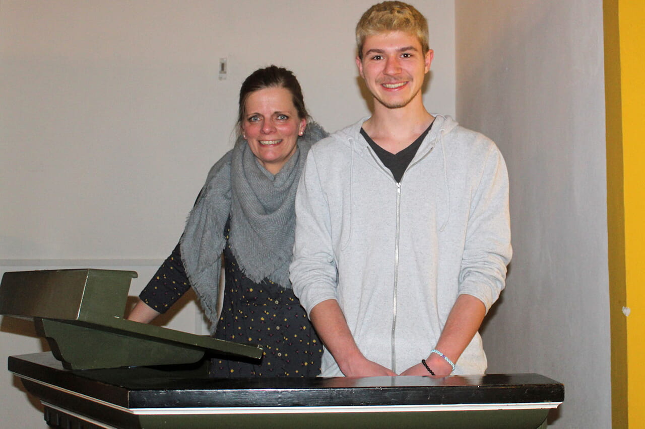 Zur Übung stellte sich Pfarrerin Kerstin Grünert mit Jonathan Kuhli auf die Kanzel, denn an einem Sonntag wird der junge Mann in seinem sechswöchigen Praktikum auch mal eine Predigt halten.