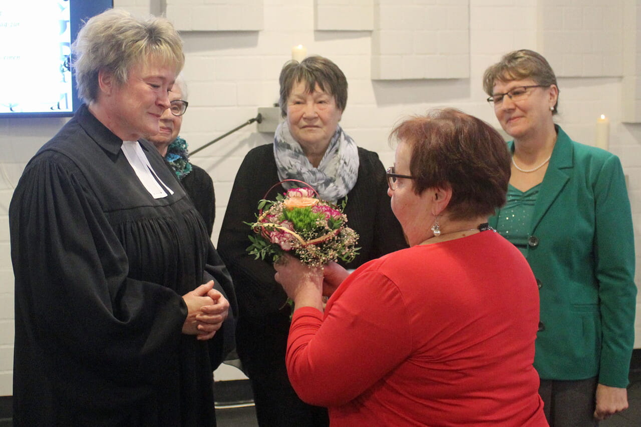 Mit einem Blumenstrauß bedankten sich die Frauen vom Hochsauerländer Diakoniegottesdienst-Team bei Simone Conrad (links), die zum letzten Mal als Diakoniepfarrerin in Eslohe war.