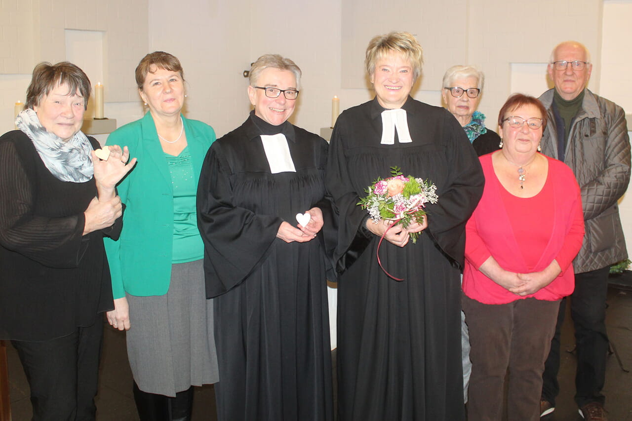 Das Herz spielte immer wieder eine Rolle beim Diakoniegottesdienst in Eslohe, den Brigitte Stooff, Elena Agalakov, Ursel Groß, Simone Conrad, Karin Paetsch und Christiane Lunau gestalteten und der durch Reinhard Wulbeck (von links) an der Orgel musikalisch begleitet wurde.