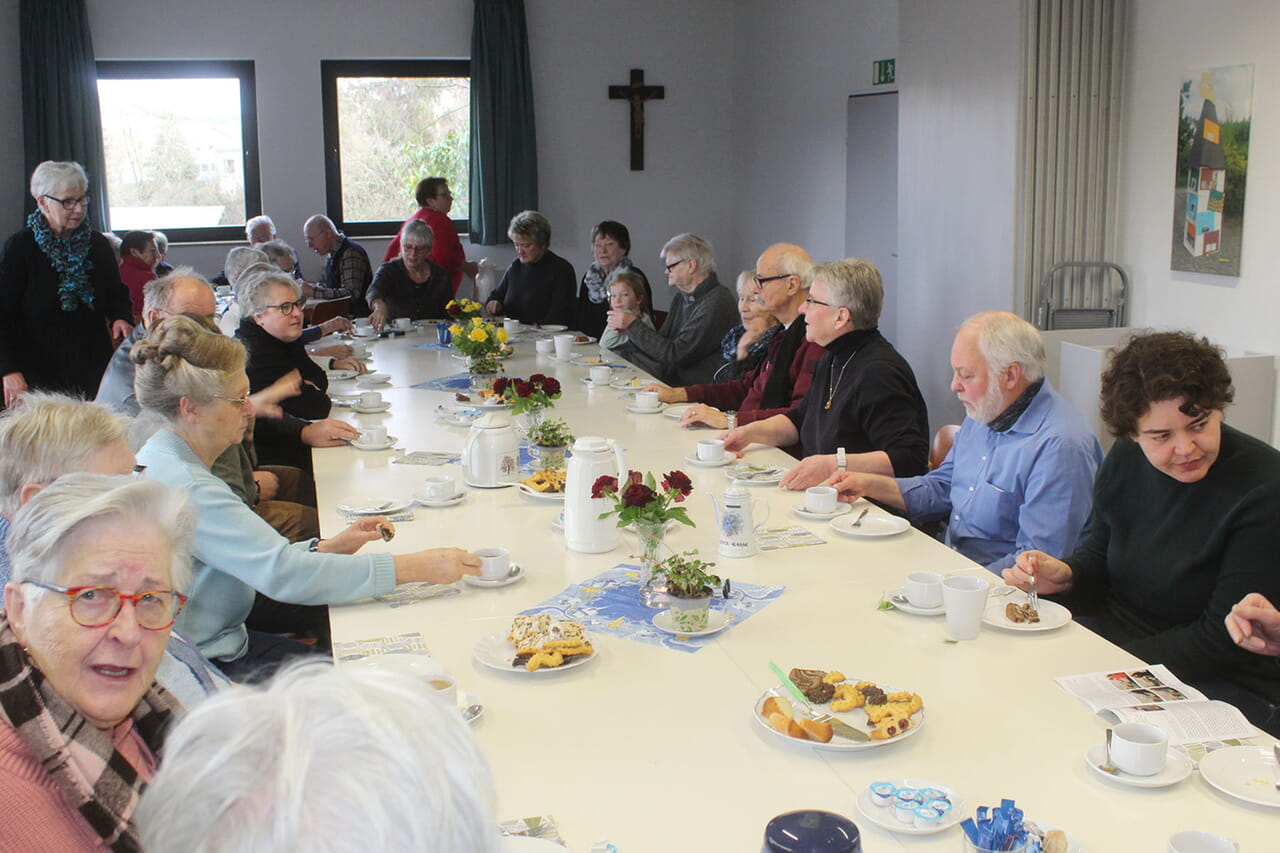 Zum Kirch-Café nach dem Diakoniegottesdienst in Eslohe trafen sich nicht nur Menschen aus allen drei Hochsauerländer Gemeinden des Wittgensteiner Kirchenkreises, es hatten sich sogar Gäste direkt aus Wittgenstein auf den Weg dorthin gemacht.