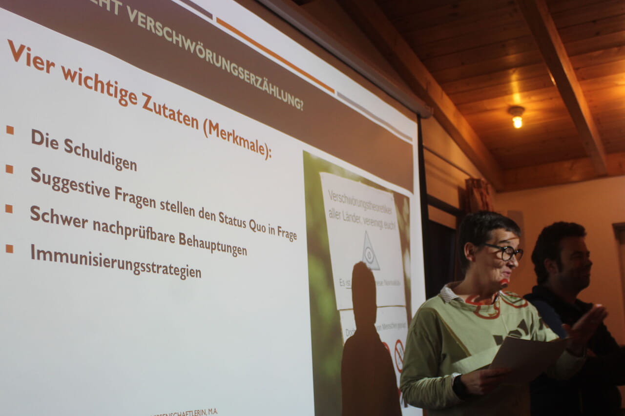 Meike-Mirjam Drey von der Evangelischen Akademie für Land und Jugend in Altenkirchen erläuterte den Hauptamtlichen der Jugendarbeit im Kirchenkreis Siegen-Wittgenstein wichtige Zutaten der Verschwörungs-Erzählungen.