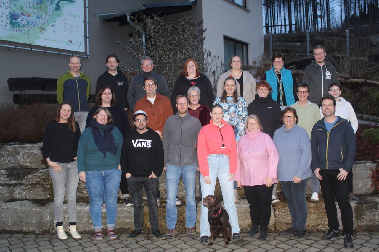 Die Jugendreferentinnen und Jugendreferenten des Kirchenkreises Siegen-Wittgenstein trafen sich jetzt unter der Leitung von Volker Peterek (untere Reihe, rechts) im Abenteuerdorf Wittgenstein in Wemlighausen.