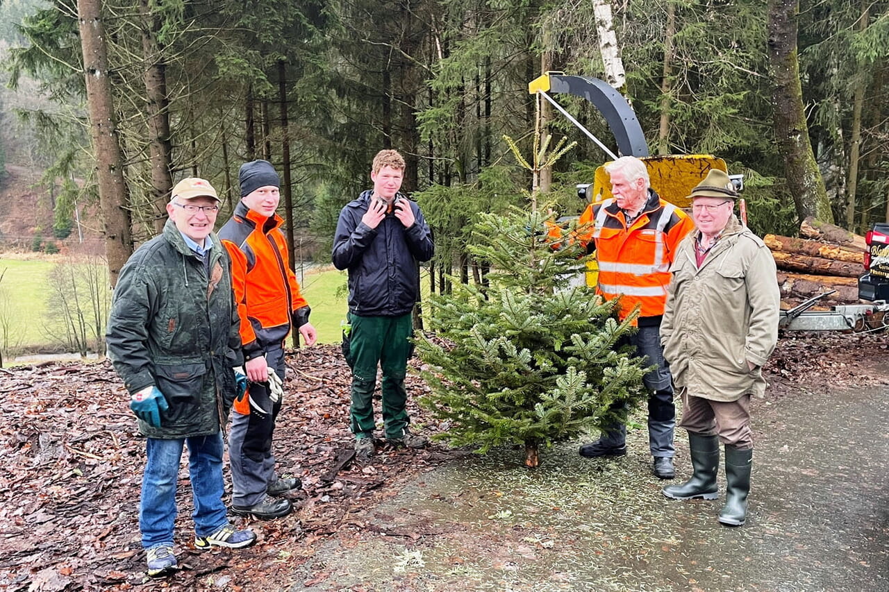 Am Ende hatten die freiwilligen Helfer bei der Sammelaktion in Girkhausen 54 ausgediente Weihnachtsbäume eingesammelt.