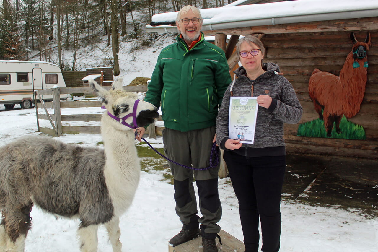 Listero, Klaus Aderhold und Silke Grübener freuen sich gemeinsam über die 1000 Euro der Town-&-Country-Stiftung, die jetzt in Wemlighausen für einen Lama-Trail-Parcours im Abenteuerdorf ausgegeben werden.