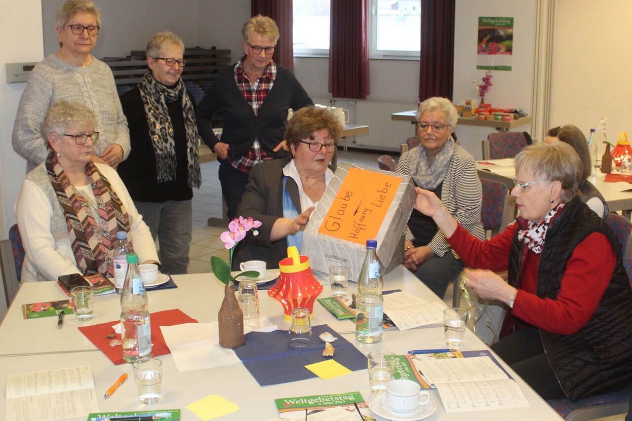 In vier Gruppen dachten die Frauen im Feudinger Gemeindehaus über den Bibel-Text des Weltgebetstags „Taiwan“ nach, die meisten entschieden sich dabei für die Gruppe „Glaube, Hoffnung, Liebe“.