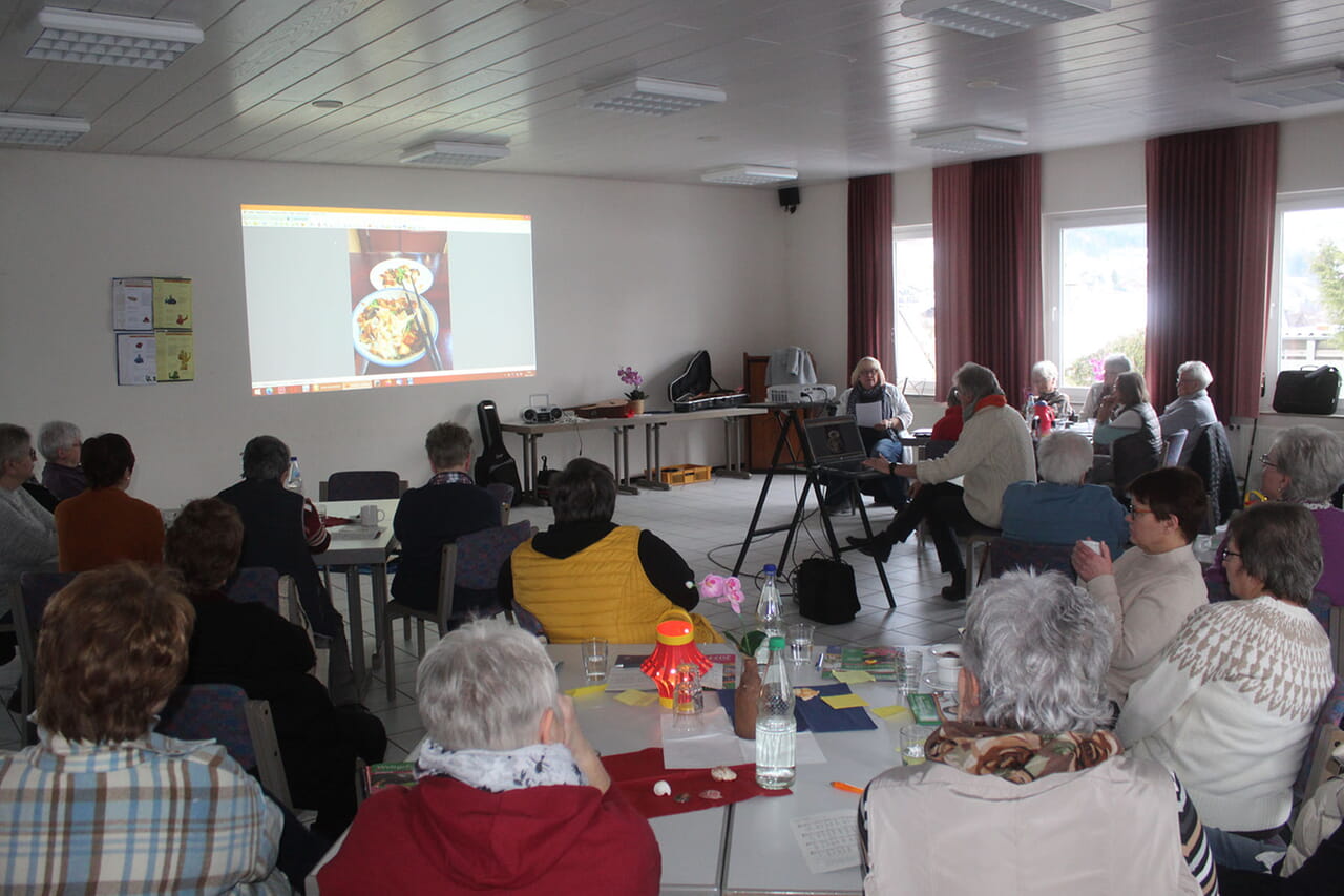 Gut 30 Besucherinnen lauschten bei der Weltgebetstags-Vorbereitung im Feudinger Gemeindehaus Manuela Schnells Ausführungen über Taiwan.