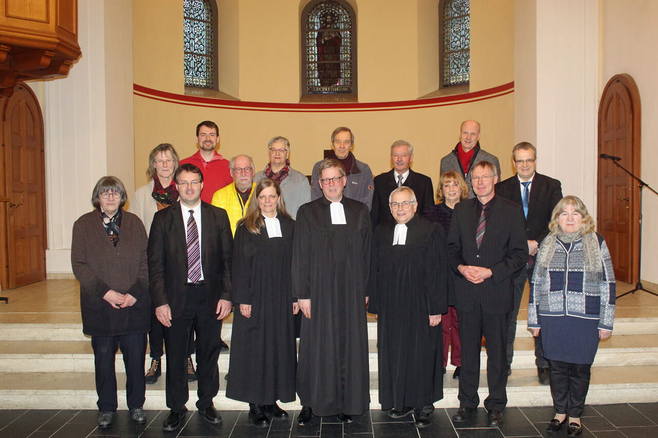Der Bevollmächtigtenausschuss wurde von Landeskirchenrat Jan-Dirk Döhling (Mitte, im Talar) in Hilchenbach eingeführt.