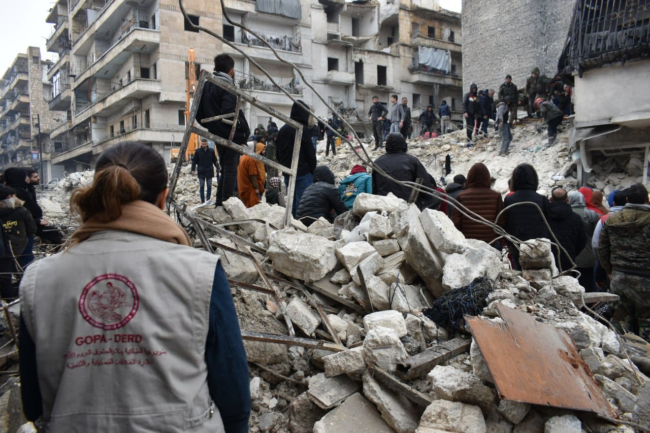 Nach dem schweren Erdbeben in der Türkei und Syrien machen sich Mitarbeitende der Diakonie-Partnerorganisation GOPA-DERD einen Überblick über die Lage, um den Bedarf an Hilfe zu evaluieren.