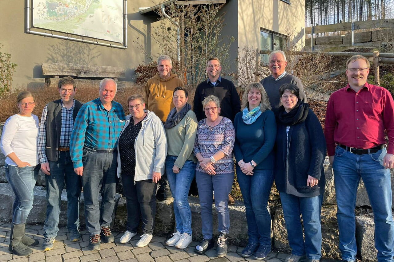 Das Presbyterium der Erndtebrücker Kirchengemeinde machte sich jetzt im Abenteuerdorf Wittgenstein Gedanken über einen Nau-Aufbruch nach Corona - und Daniel Seyfried (rechts) machte als Moderator Mut, die Chancen darin zu sehen.