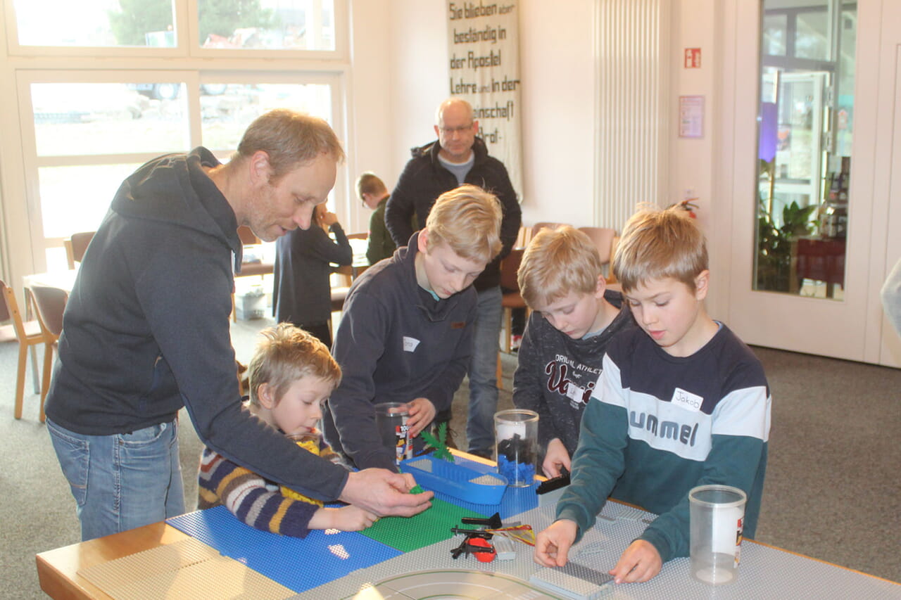 Auch wenn die Grundfläche-Platten am Anfang noch ganz leer waren, ließen sich die jungen Bauleute nicht Bange machen: Mit vielen Lego-Steinen und noch mehr Phantasie machten sie sich, wie hier unter den Augen von Jugendreferent Bolko Mörschel, frisch ans Werk.