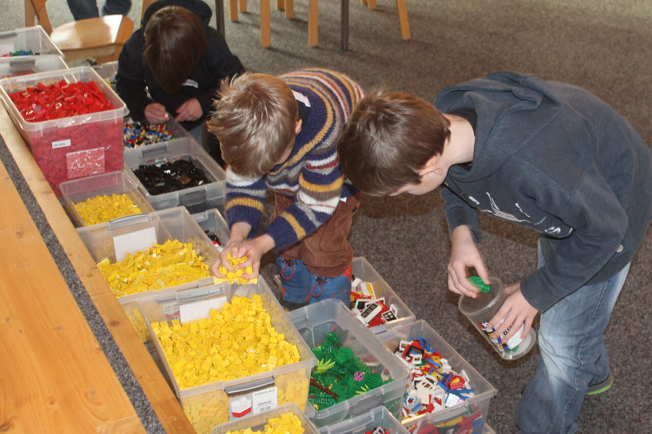 Die Bausteine und besonderen Gestaltungs-Elemente von Bäumen bis Haustüren der Firma Lego warteten jetzt perfekt vorsortiert auf die jungen Bauleute in Lützel.