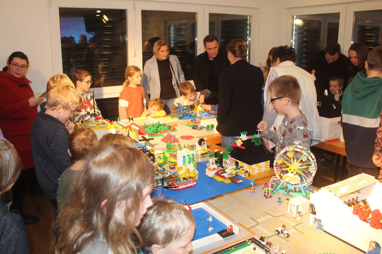 Nach den Bauarbeits-Nachmittagen der Kinder und Jugendlichen am Freitag und Samstag durften am Sonntagmorgen auch die Erwachsenen die Arbeiten der jungen Bauleute im Gemeindehaus Lützel genau anschauen und sich erklären lassen.