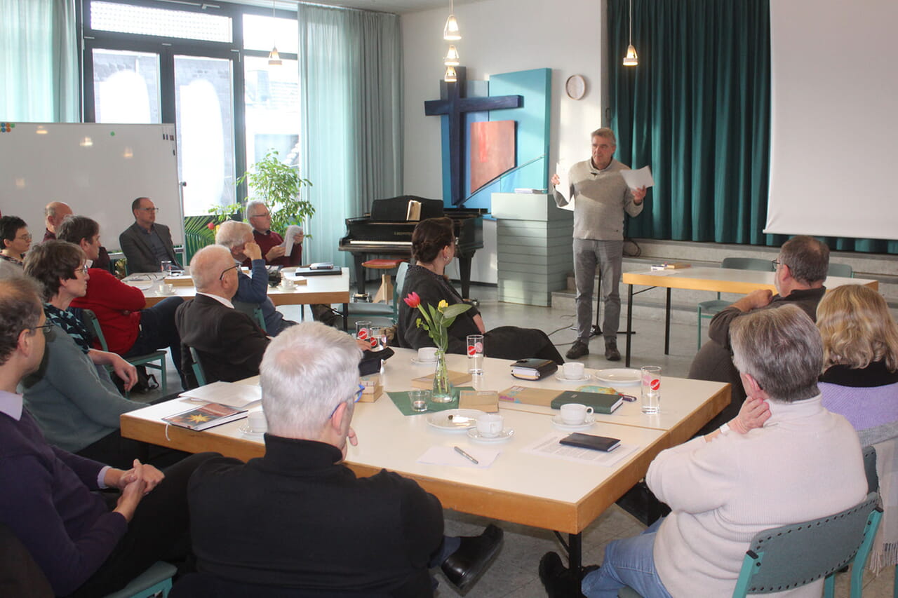 Pfarrer Dr. Martin Klein aus Klafeld stellte Überlegungen des theologischen Ausschusses des ehemaligen Kirchenkreises Siegen zum Thema Sterbehilfe vor.