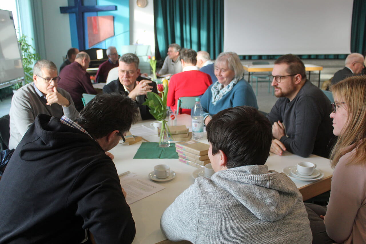 In Kleingruppen diskutierten die Teilnehmerinnen und Teilnehmer der Pfarrkonferenz über das kontroverse Thema Sterbehilfe.