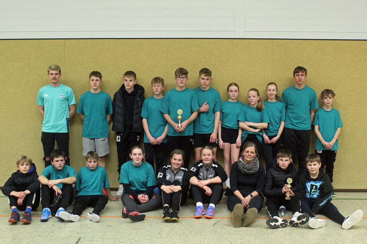 Beim Konfi-Cup des Evangelischen Kirchenkreises Siegen-Wittgenstein war Jonathan Kuhli der Erndtebrücker Coach, die Teams nahmen im Fußball die Pokale für den zweiten und den dritten Platz aus Bad Laasphe mit an die Eder.