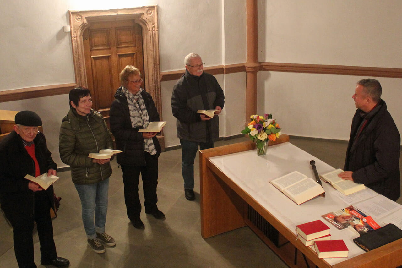 Ökumenischen Friedensgebete finden seit einem Jahr im Wechsel allwöchentlich mittwochs ab 18 Uhr in der Girkhäuser Kirche, der Wemlighäuser Odebornskirche, der Stadtkirche (Foto) oder der St.-Marien-Kirche Bad Berleburg statt. Im Augenblick als Friedensgebete in der Passionszeit.