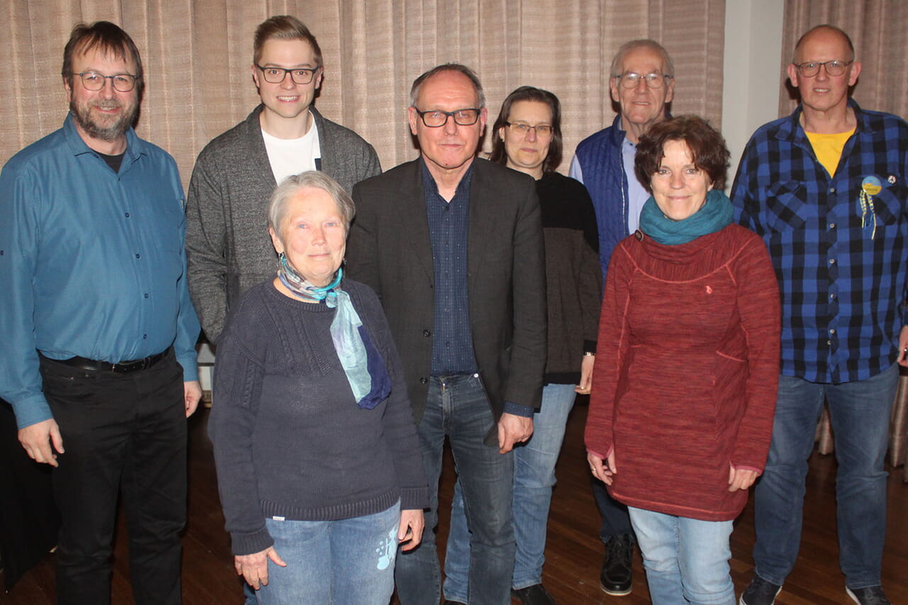 Der Vorstand des Christlich-Jüdischen Freundeskreises Bad Laasphe: Matthias Köhler, Sebastian Limper, Rosemarie Bork, Jochen Menn, Nicole Wydra, Volker Kohlberger, Margit Haars und Jens Gesper (von links). Außerdem begleitet nun Pfarrer Ralph van Doorn als zuständiger Kirchenkreis-Beauftragter die Arbeit des Vereins.