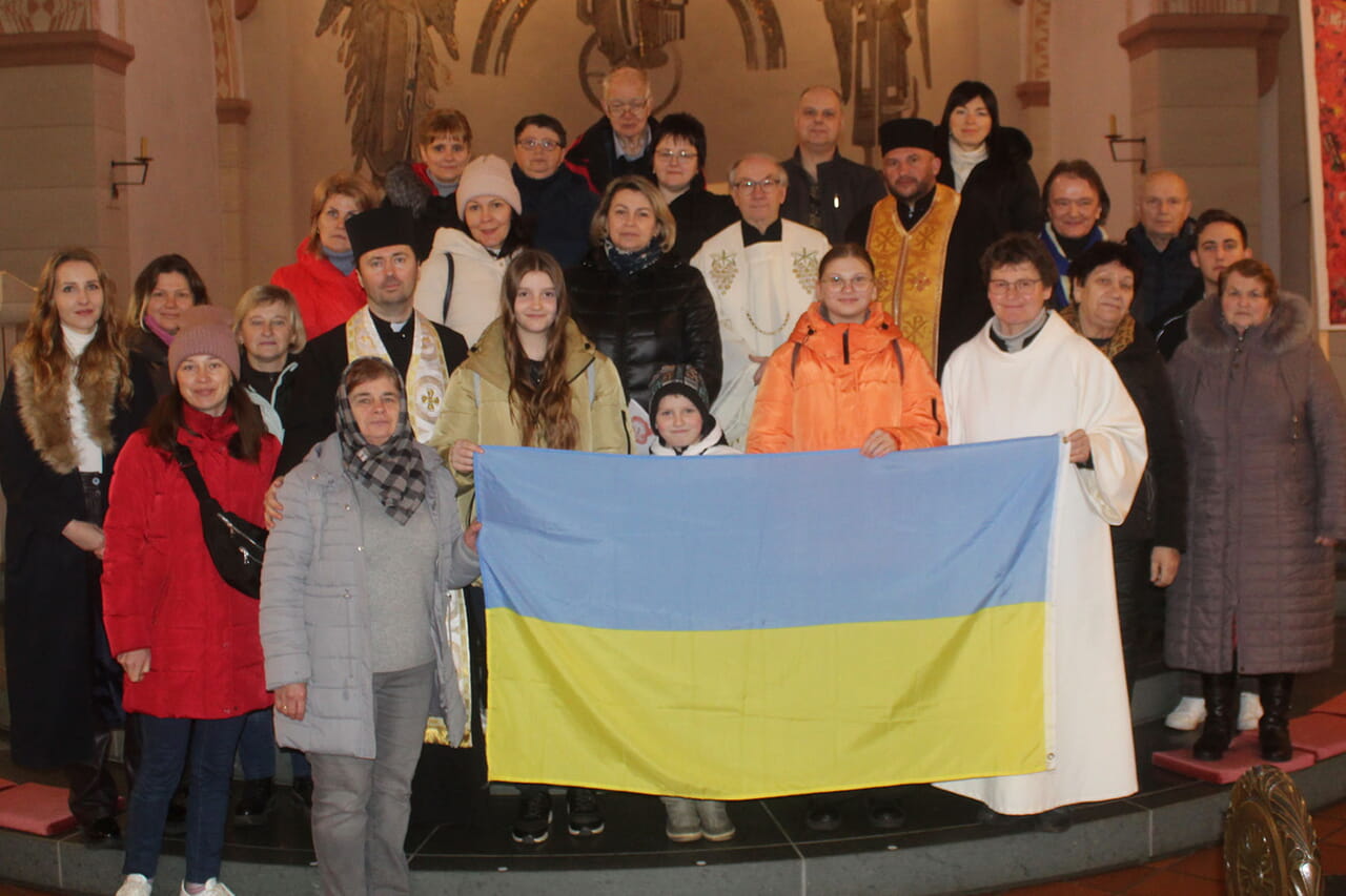 Neben anderen Kirchen-Besucherinnen und -Besuchern waren auch zahlreiche Menschen aus der Ukraine dem Team dankbar, dass das Ökumenische Friedensgebet in der katholischen Kirche St. Michael in Siegen organisiert und gestaltet hatte.