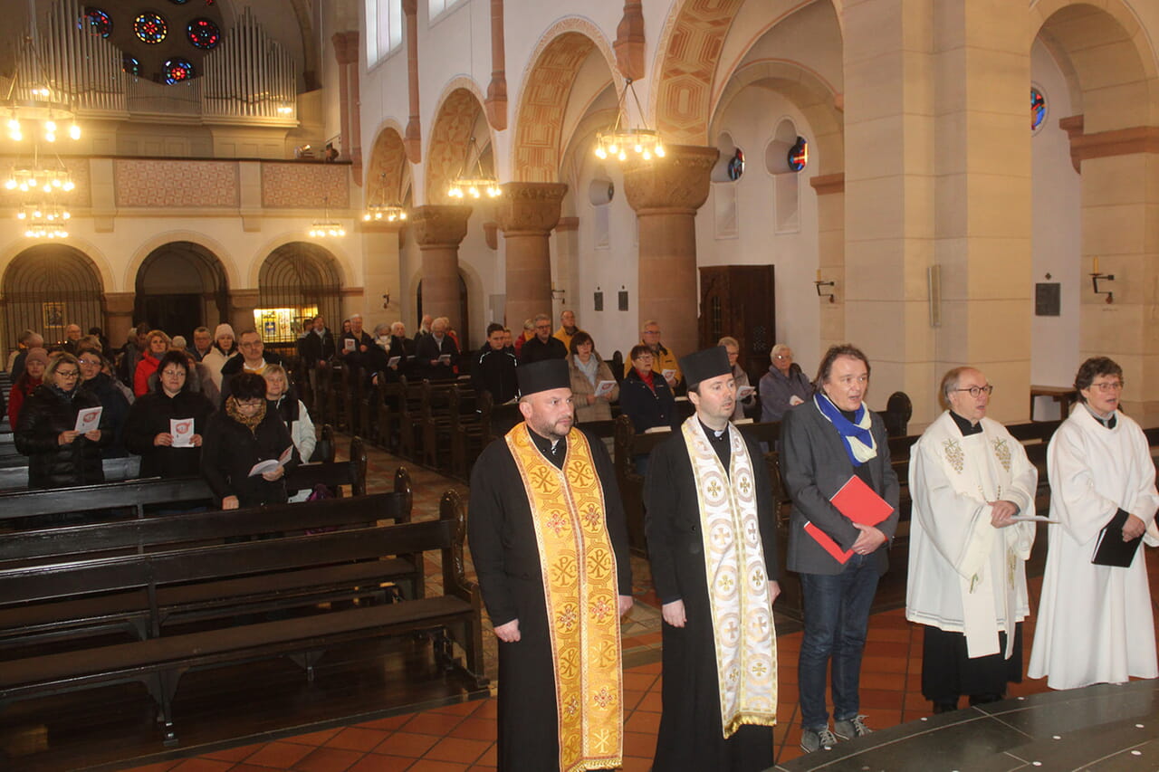 Roman Kisil, Andriy Radyk, Dirk Hermann, Wolfgang Winkelmann und Irmtrud von Plettenberg (von links) gestalteten das Ökumenische Friedensgebet für die Ukraine in der katholischen Kirche St. Michael in Siegen.