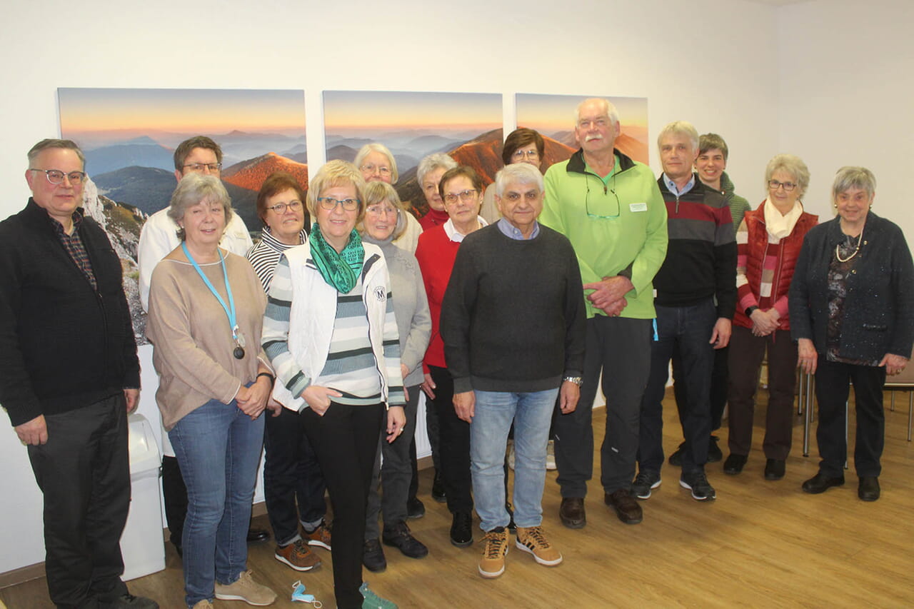 Beim Gruppenbild vom Treffen der Grünen Damen und Herren in Bad Berleburg wurde der scheidende Gruppenleiter Klaus-Dieter Koch (Fünfter von rechts) von seinen beiden Nachfolgern Bernd Mettbach und Hartmut Weinhold eingerahmt.