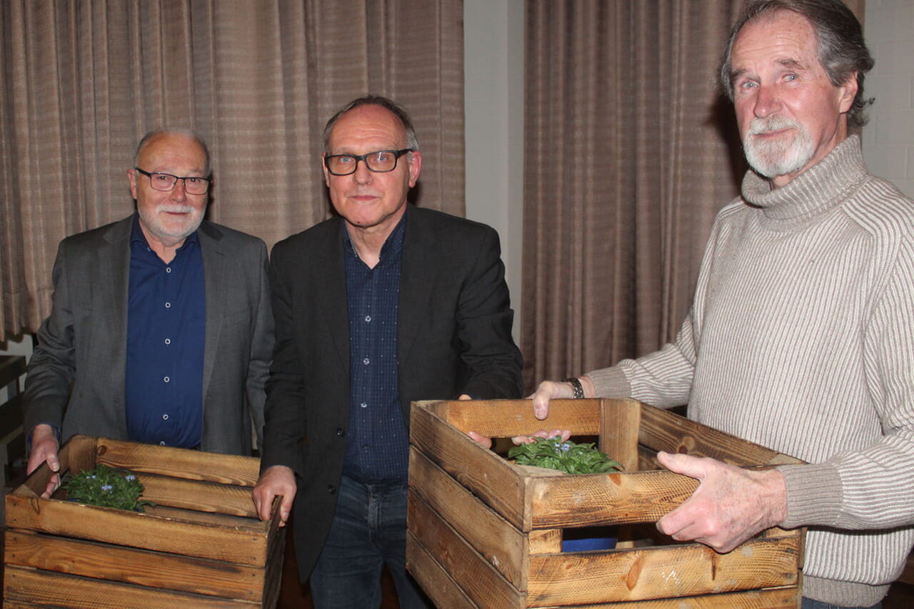 Rainer Becker (links) und Klaus-Peter Wolff (rechts) wurden jetzt bei der Jahreshauptversammlung des Christlich-Jüdischen Freundeskreises Bad Laasphe vom neuen Vorsitzenden Jochen Menn aus der Vorstandsarbeit verabschiedet.