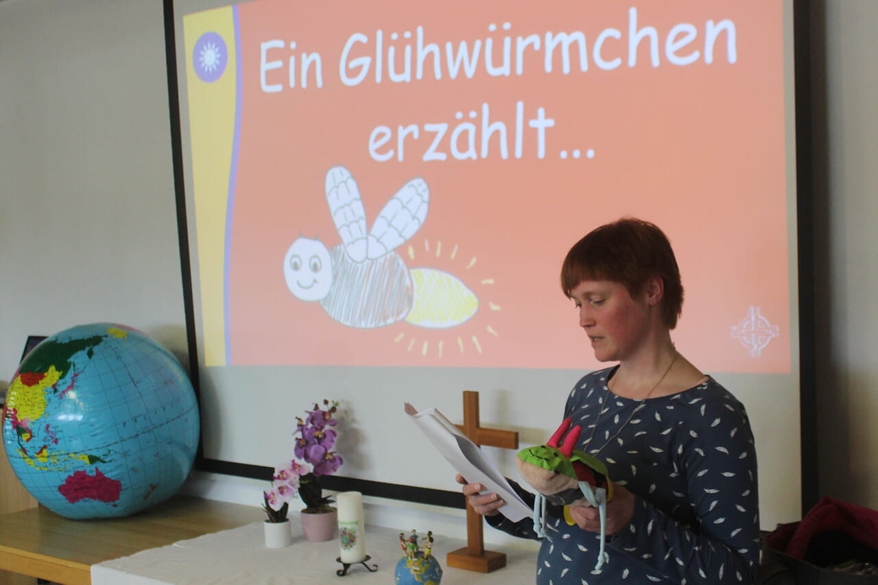 Kindergottesdienst-Mitarbeiterin Rebekka Klammt erzählte den Mädchen und Jungen von den zahllosen Glühwürmchen, die es in Taiwan gibt.