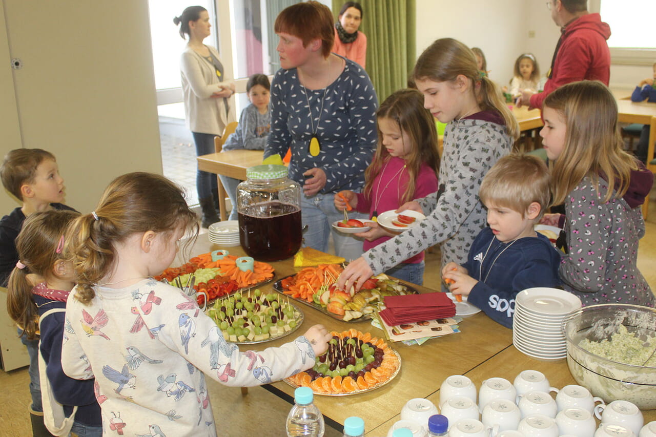 … bedienten sie sich bei dem leckeren und gesunden Buffet sehr gern.