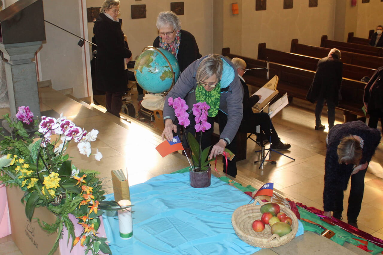 Vorm Altar der katholischen Kirche Namen Jesu in Dreis-Tiefenbach drapierten die Mitarbeiterinnen die passenden Accessoires, für den Weltgebetstag ganz allgemein und für Taiwan, das Gastgeberland 2023, im Speziellen.