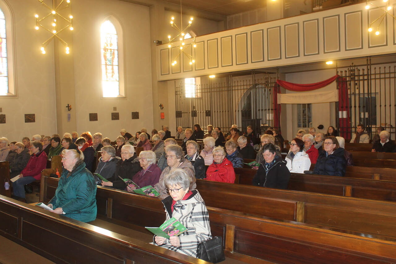 In der katholischen Kirche Namen Jesu in Dreis-Tiefenbach gab es in diesem Jahr zum Weltgebetstag einen Gottesdienst am Nachmittag und einen zweiten am Abend. Insgesamt freute sich das Vorbereitungs-Team über 130 Besucherinnen und Besucher.