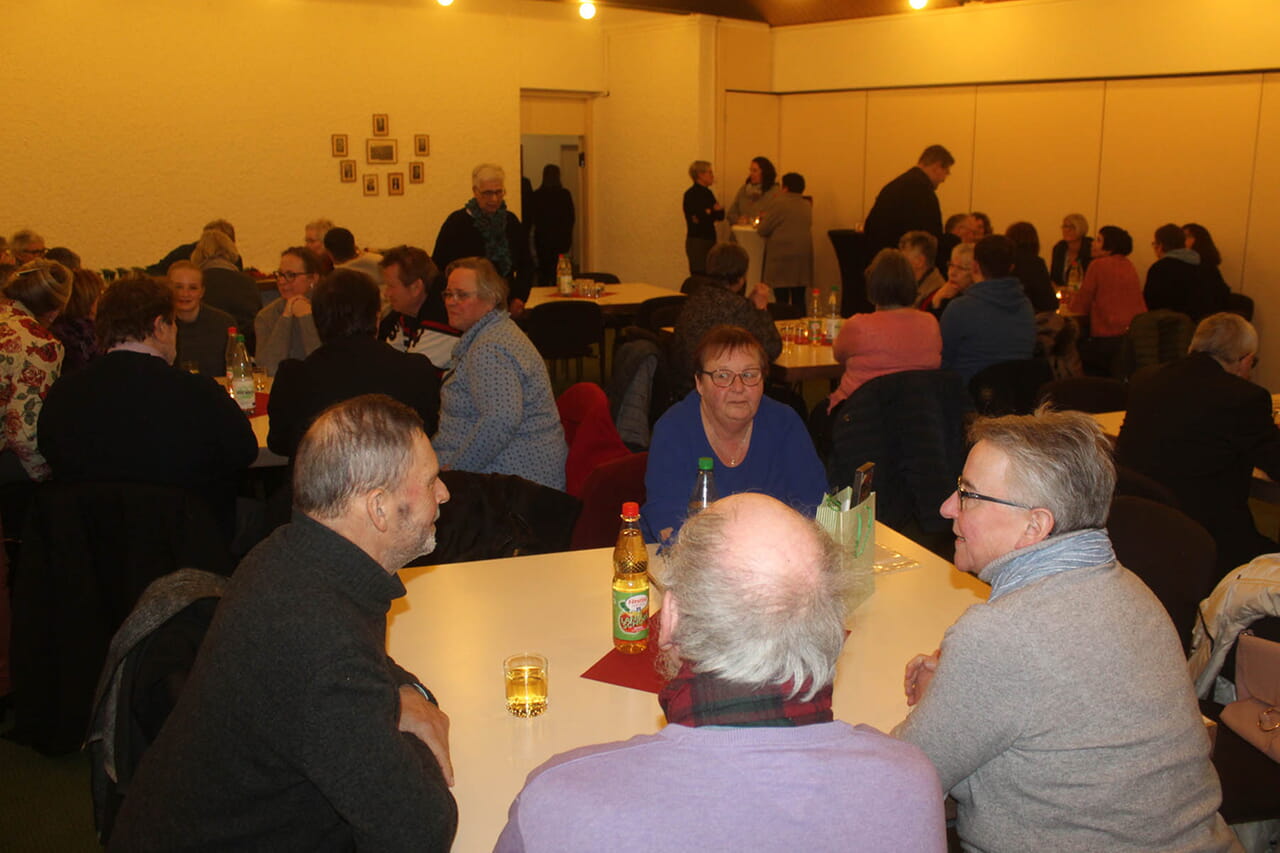 Auch nach Simone Conrads Verabschiedungs-Gottesdienst blieben noch viele Gäste aus Wittgenstein und Hochsauerland zum gemütlichen Beisammensein im Wingeshäuser Gemeindehaus.