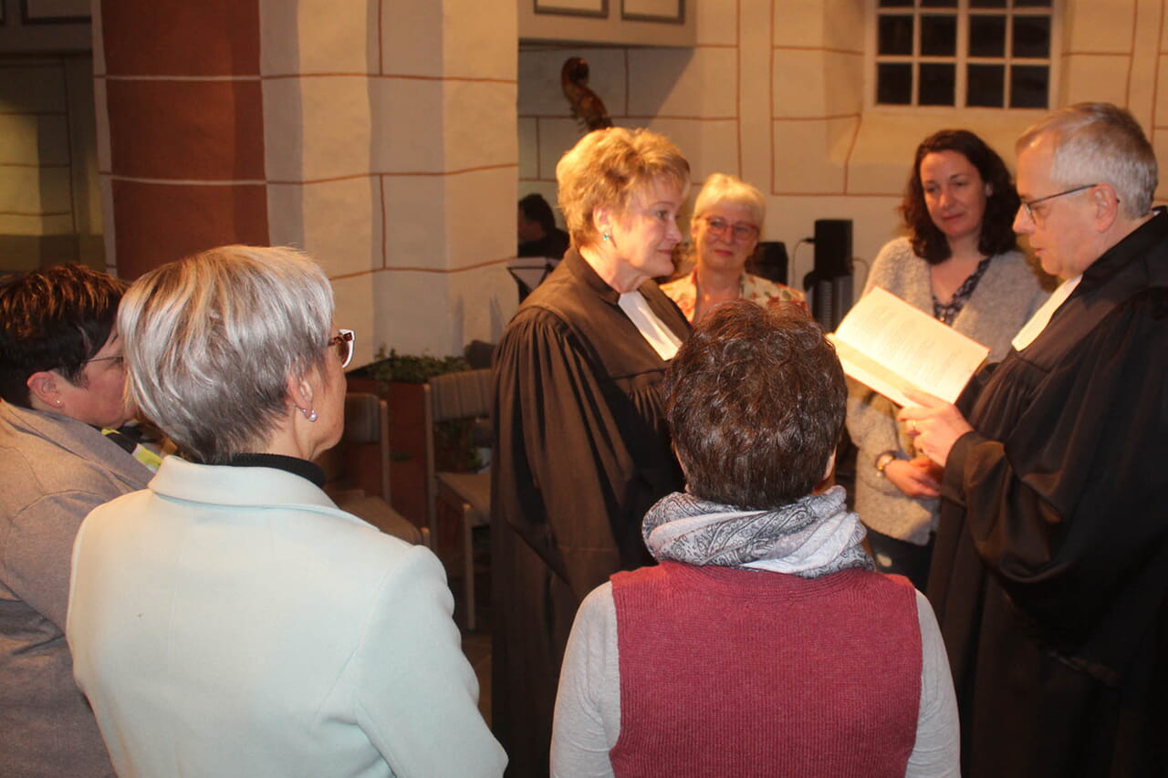 Bei einem Gottesdienst in der Wingeshäuser Kirche verabschiedete Superintendent Peter-Thomas Stuberg jetzt Simone Conrad als Diakoniepfarrerin.