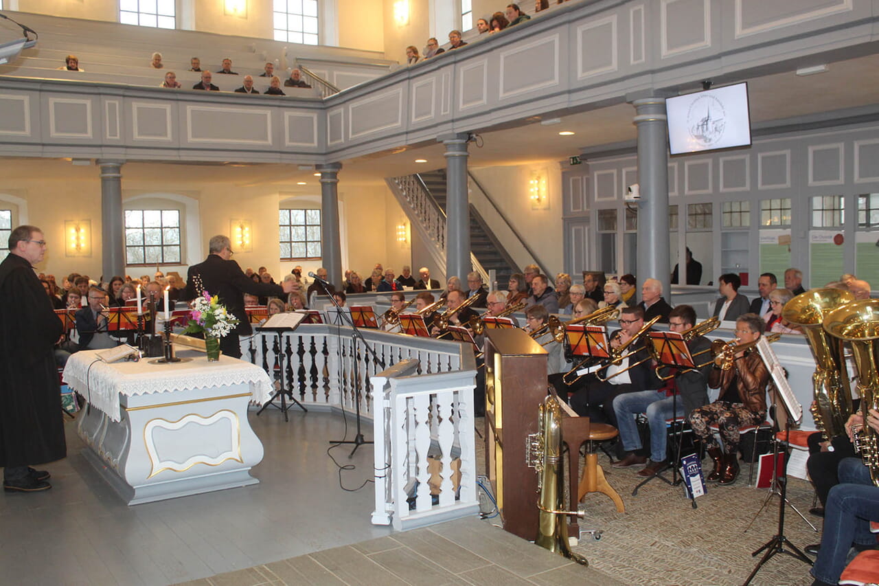 Bei dem Festgottesdienst in der Evangelischen Kirche Burbach, zu dem Pfarrer Jochen Wahl die Gemeinde begrüßte, spielte die Musik eine wichtige Rolle, die unter anderem vom örtlichen CVJM-Posaunenchor dargeboten wurde.