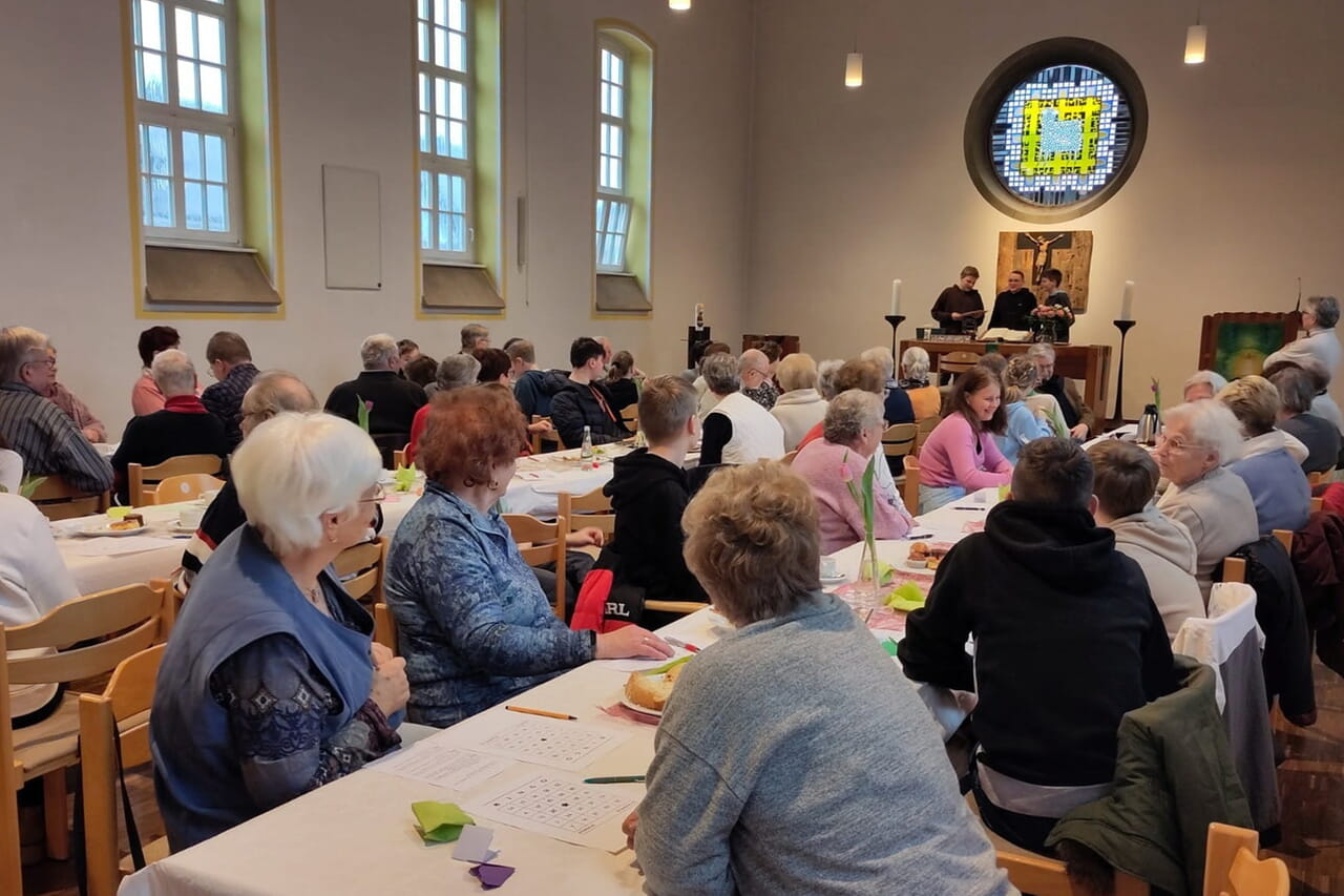 Die Konfis der Gleidorfer Kirchengemeinden organsierten für Seniorinnen und Senioren eine Bunten Nachmittag in der Schmallenberger Christuskirche und füllten dabei das Wort „Diakonie“ mit Leben, mit einer Andacht genau wie beim Bingo-Spiel und selbstgebackenem Kuchen.