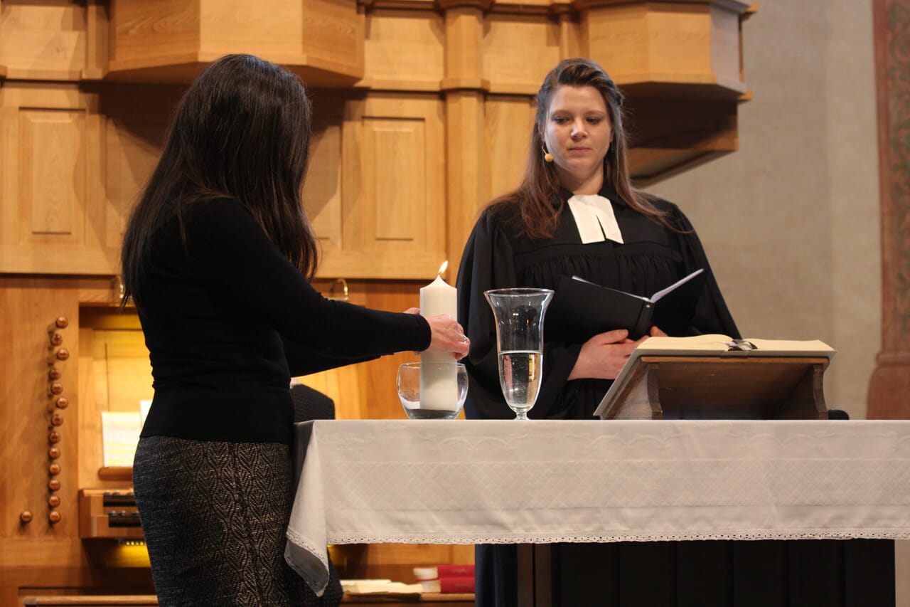 Presbyteriumsvorsitzende Karin Grosse (links) entzündete eine Kerze für Luise, Pfarrerin Angelika Mayer-Ullmann sprach dazu ein Fürbittengebet.